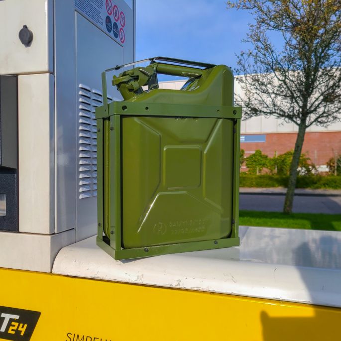 Jerrycanhouder groen met groene jerrycan in tankstation