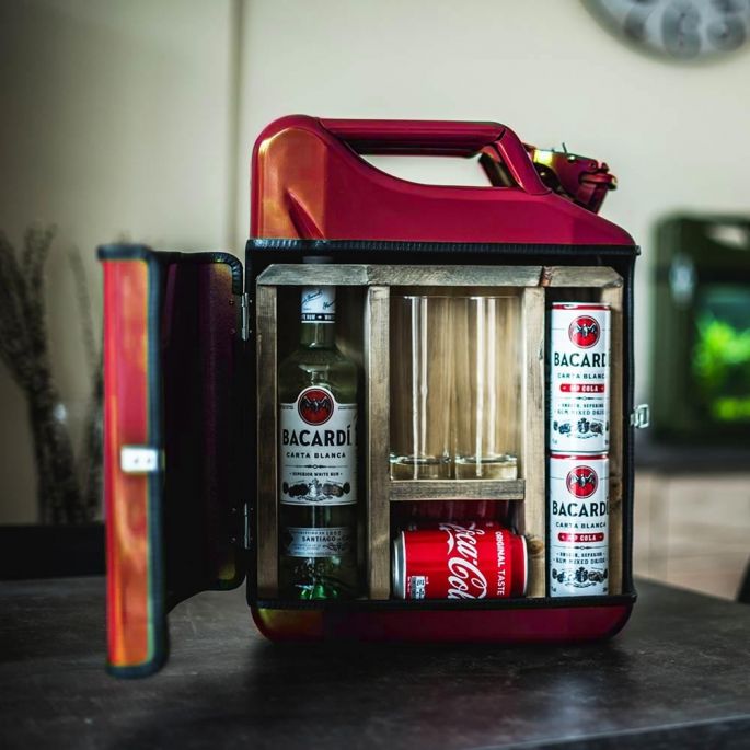 Jerrycan Bar – Sterke Drank - Rood | MegaGadgets | Sfeerfoto | Rode Jerrycan | Bacardi Tip | Cadeau tip | Mannen cadeau | man cave | Rode Sterke Drank Jerrycan