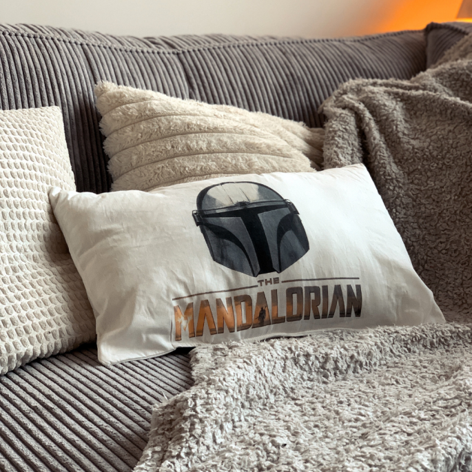 Comfortabel én stijlvol - Dit Mandalorian kussen maakt je kamer compleet