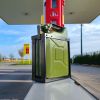 Jerrycanhouder zwart met groene jerrycan in tankstation